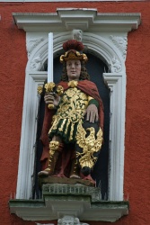 Sculptures above entrance-2. Photo taken by Ian Mercer, 2008.jpg